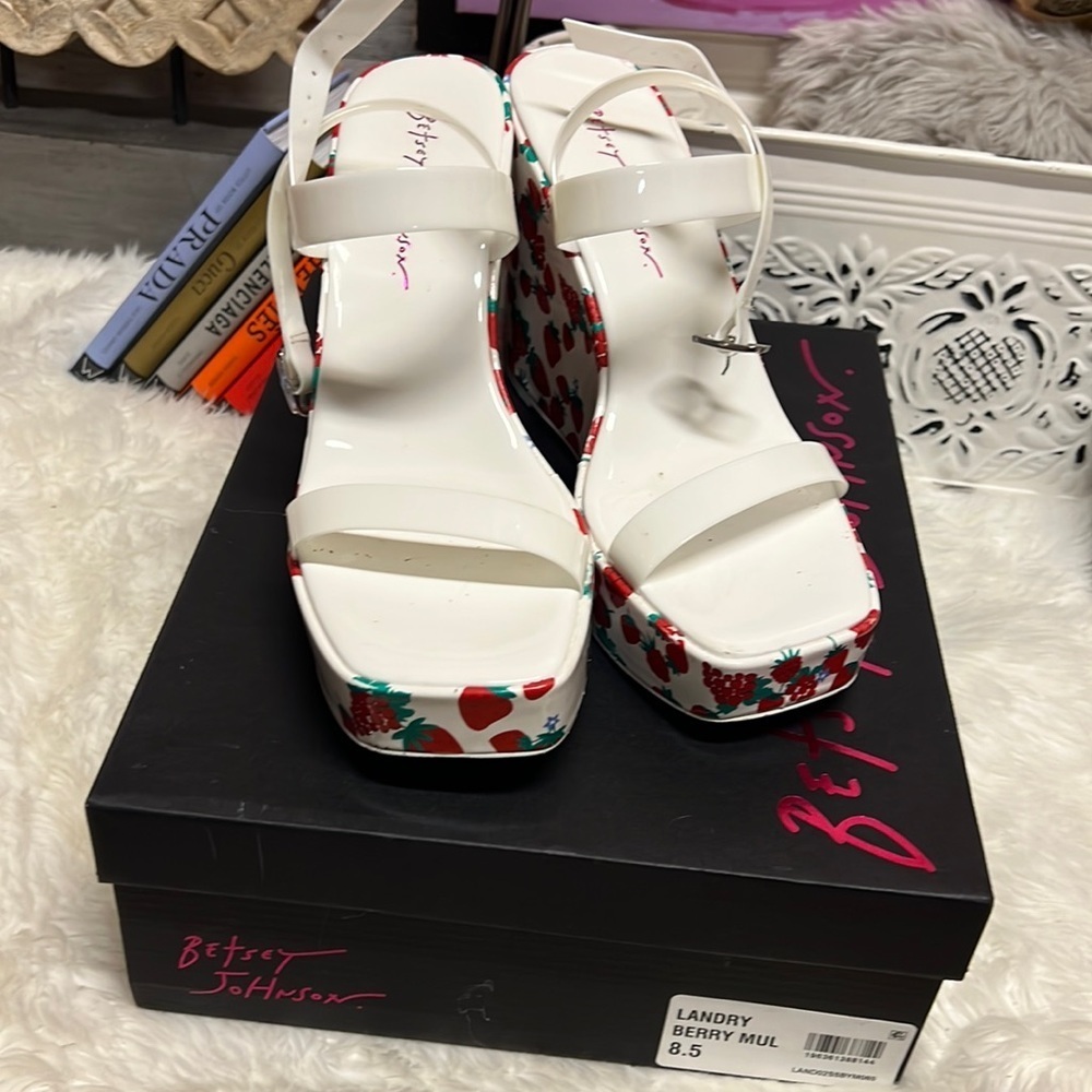 Betsey Johnson Landry Berry Wedge Sandal Size 8.5 - Picture 1 of 7